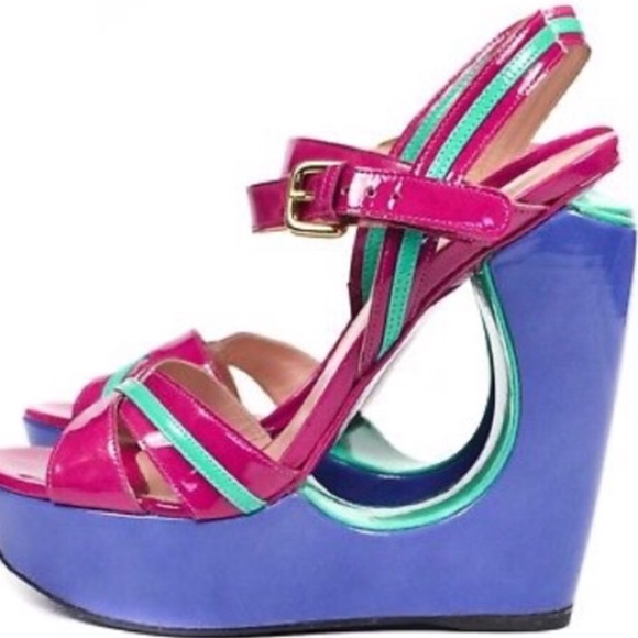 Stuart Weitzman Shoes - Stuart Weitzman.Wedge. Size 6.5